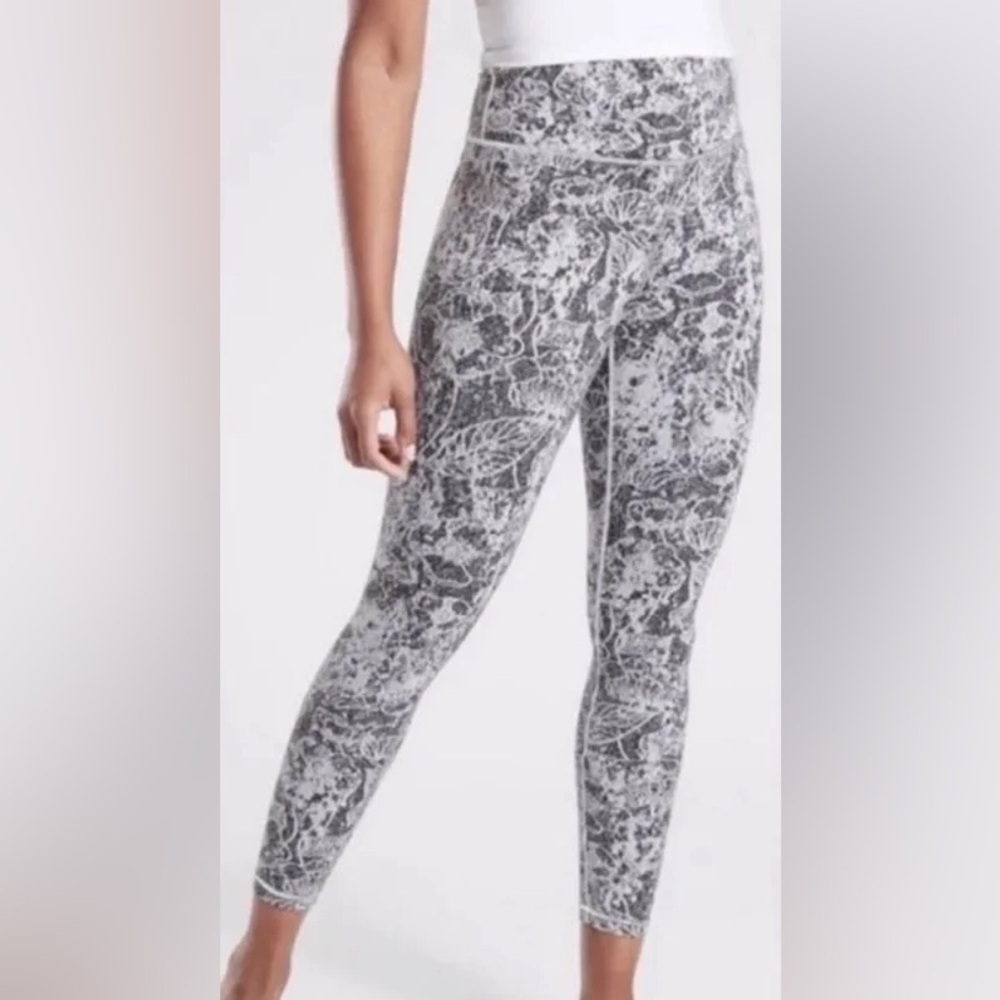 Athleta Elation Graffiti 7/8 Tights SZ S Black/white EUC floral brocade textured